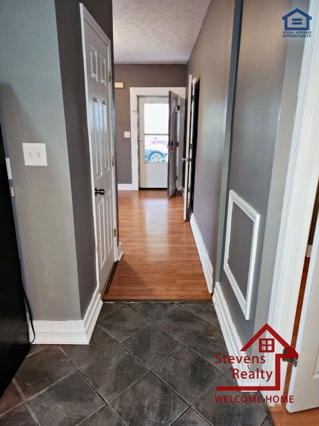 Photo - 912 W Scott Ave