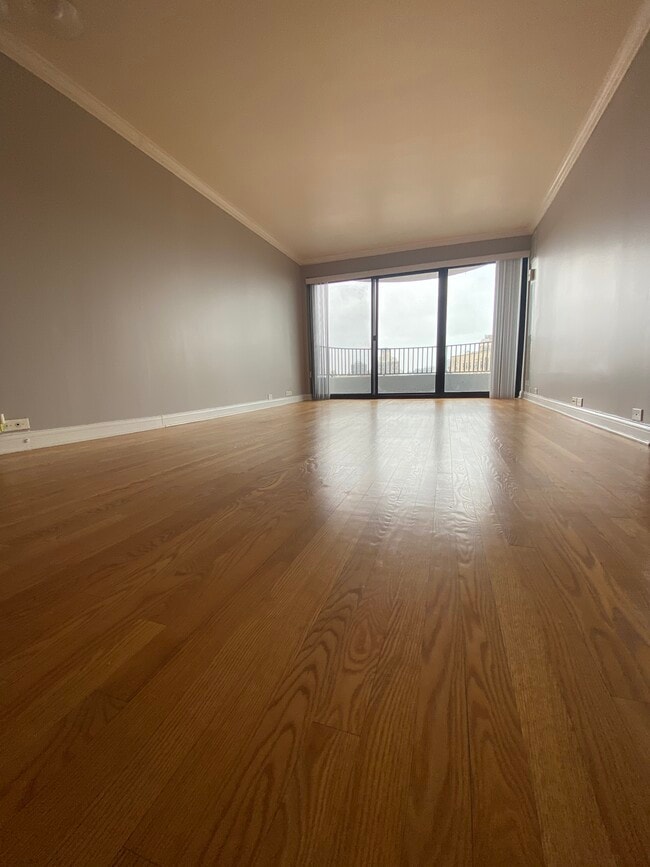 Building Photo - 2020 N Lincoln Park W Unit 17C