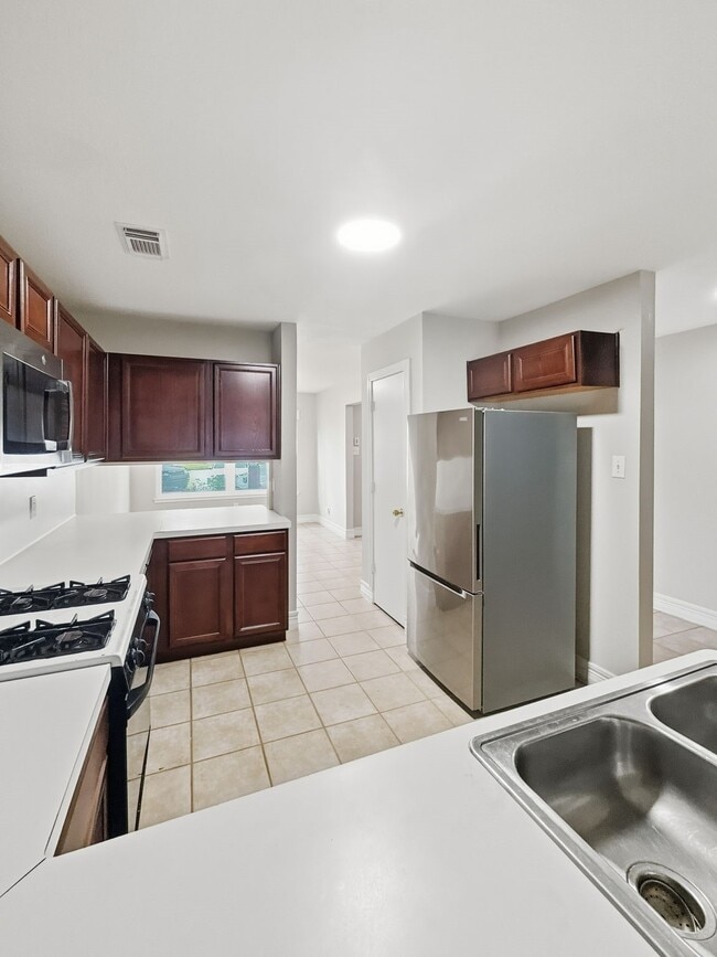 Photo - 3522 Colmar Way