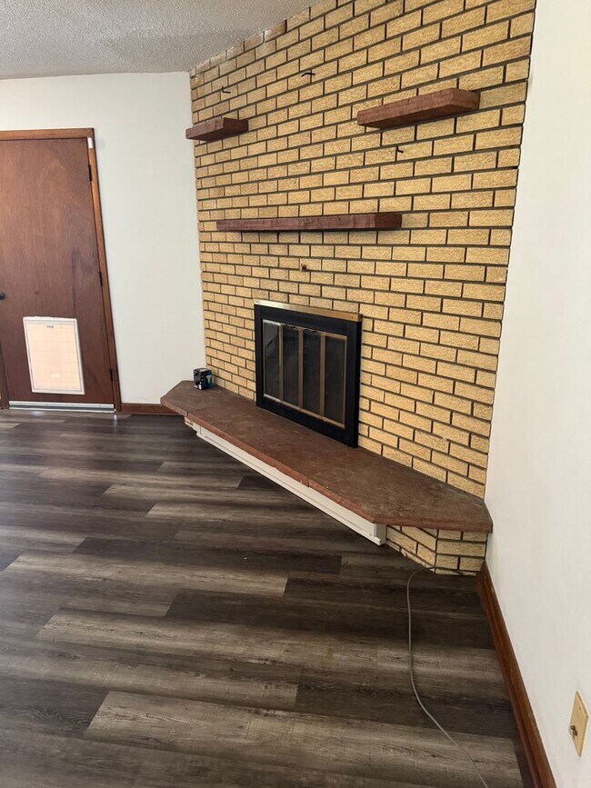 Photo - Country living at its best! Traditional farm house avail NOW