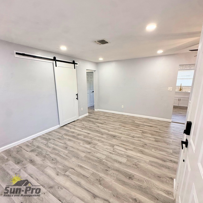 Photo - 332 S Seneca Blvd