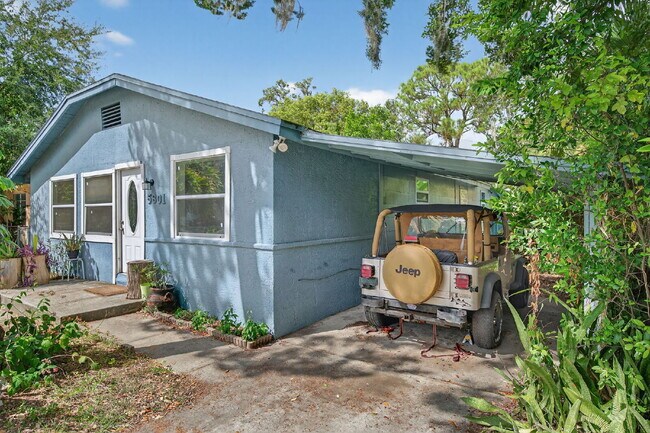 Building Photo - Location, Location, location! Large 3 Bedroom, 2 Bathroom Home for rent. This home has recently b...