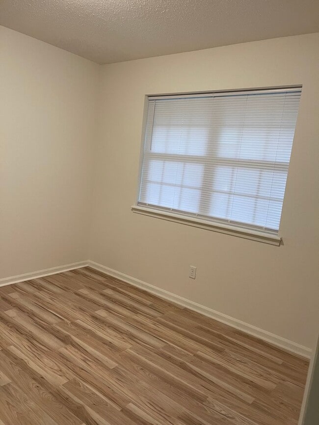 Photo - 3 bed - 1 bath - HUGE backyard