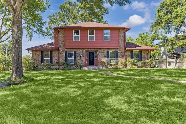 Building Photo - 3232 Parkwood Dr