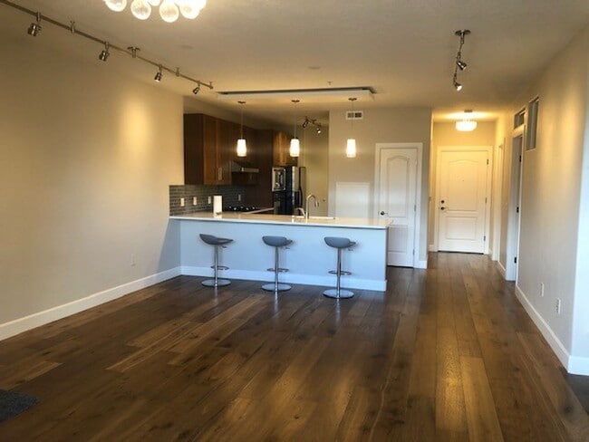 Photo - Stunning-Updated-Unfurnished Condo @ Hyde Park Place!