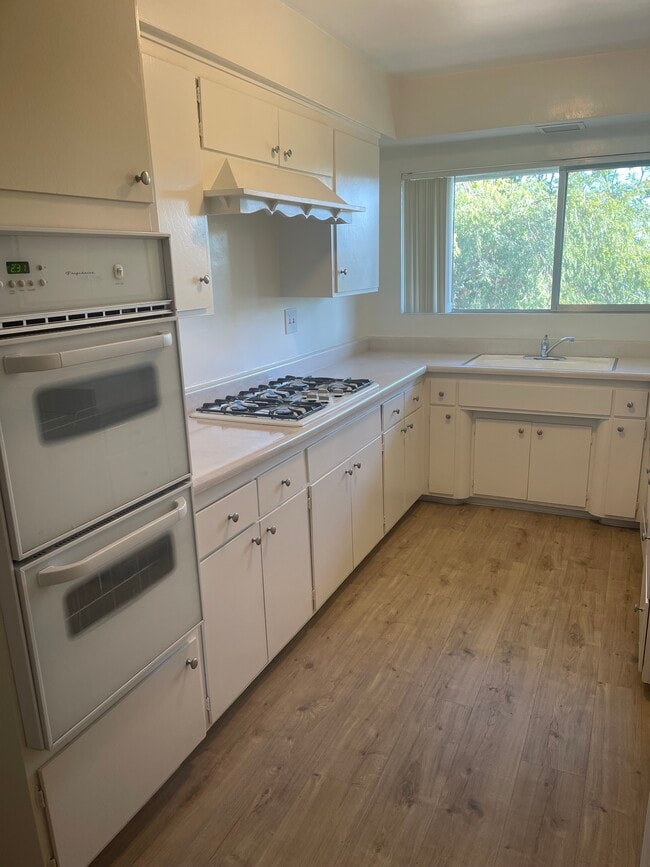 Photo - Bali Hai Apartments