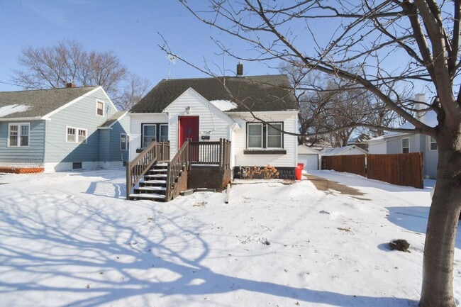 Building Photo - Updated 3 Bed, 1 Bath Home Near Downtown & Soldiers Field