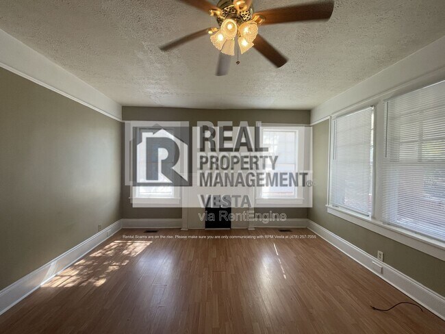 Photo - 1096 Hillyer Ave