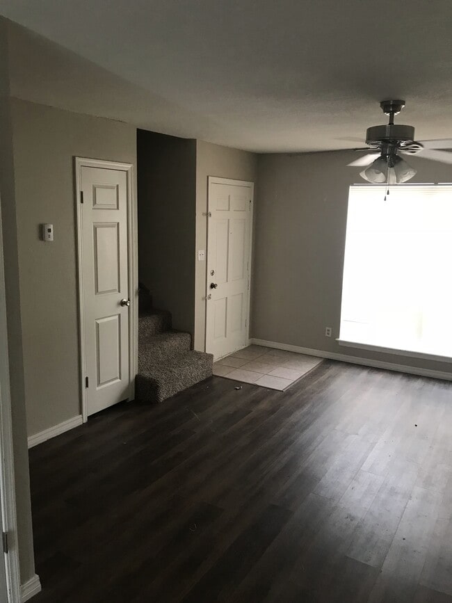 Building Photo - 825 Hardy Springs Cir Unit D