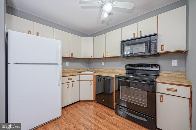 Photo - 1003 Huntingdon Mews