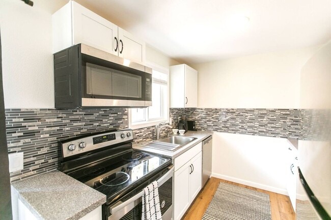 Photo - Railroad Duplex - 0000-RAIL-00 Unit 435