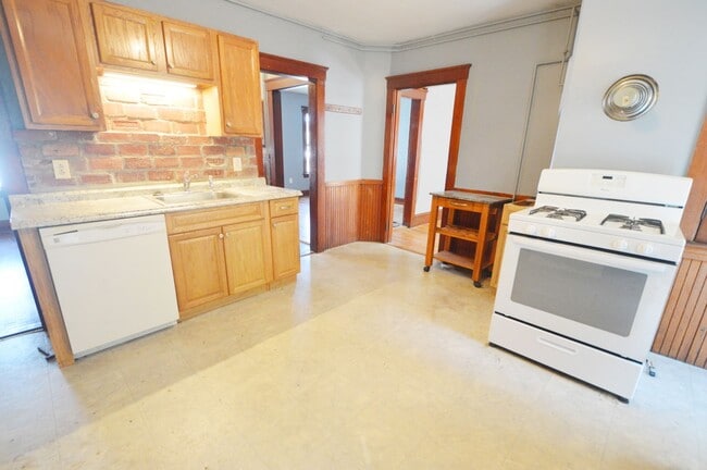 Building Photo - 53 Forest St Unit 3
