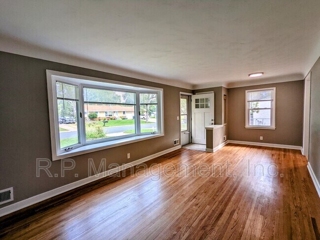 Photo - 1194 Laurie Rd W