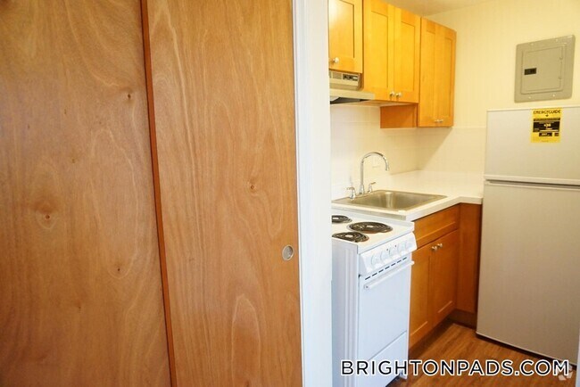 Building Photo - 164 N Beacon St Rental