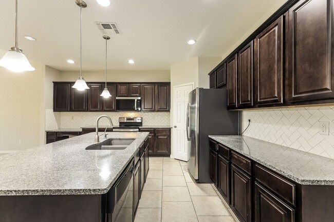 Photo - HUGE 4 BEDROOM 3.5 BATHROOM HOUSE- ONLY 7....