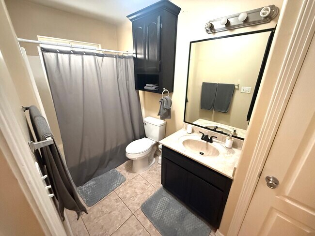 Photo - 1803 W Bronze St Unidad 2