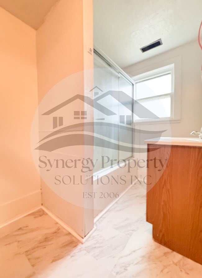 Building Photo - Broadway 62 - 62 1/2 Unit 62 UP