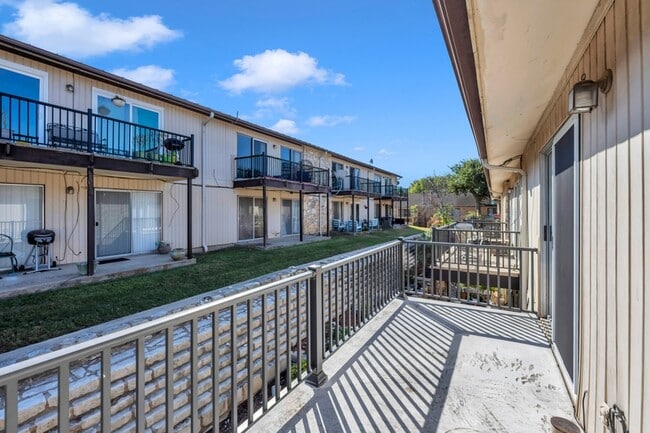 Building Photo - 1206 Hi Stirrup Unit 305