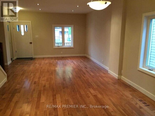 Photo - 176 Coxwell Ave