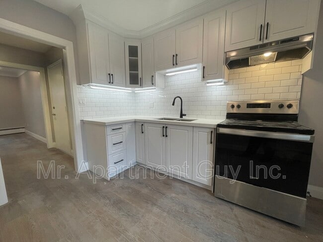 Building Photo - 1148 Queen's Blvd Unit Suite 3