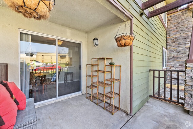 2BR, 2BA - 1060SF - Back Patio