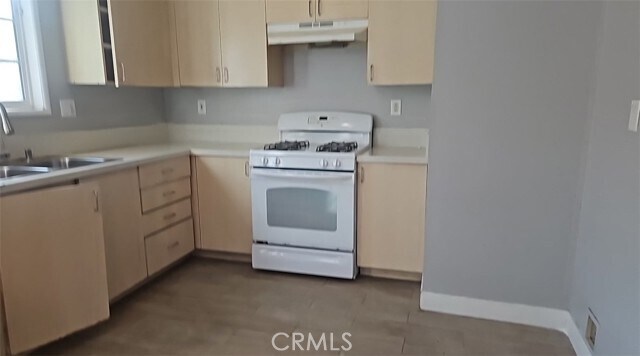 Photo - 926 E 57th St