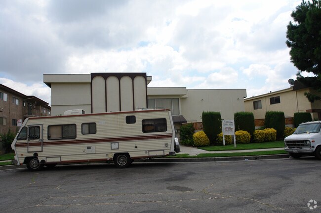 Topanga Manor Apartments