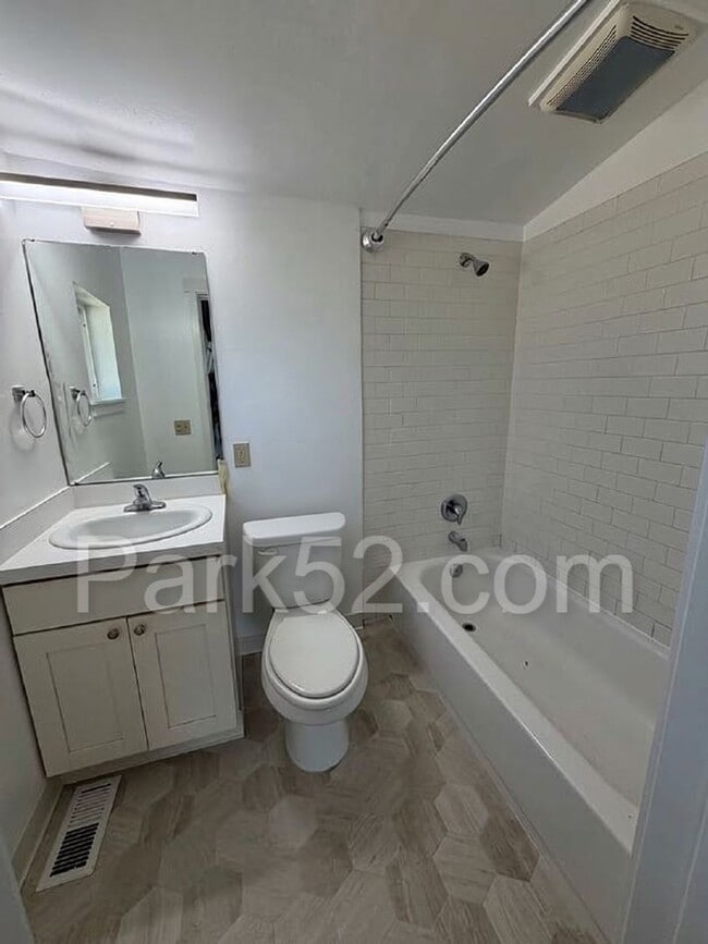 Photo - 5502 27th St NE