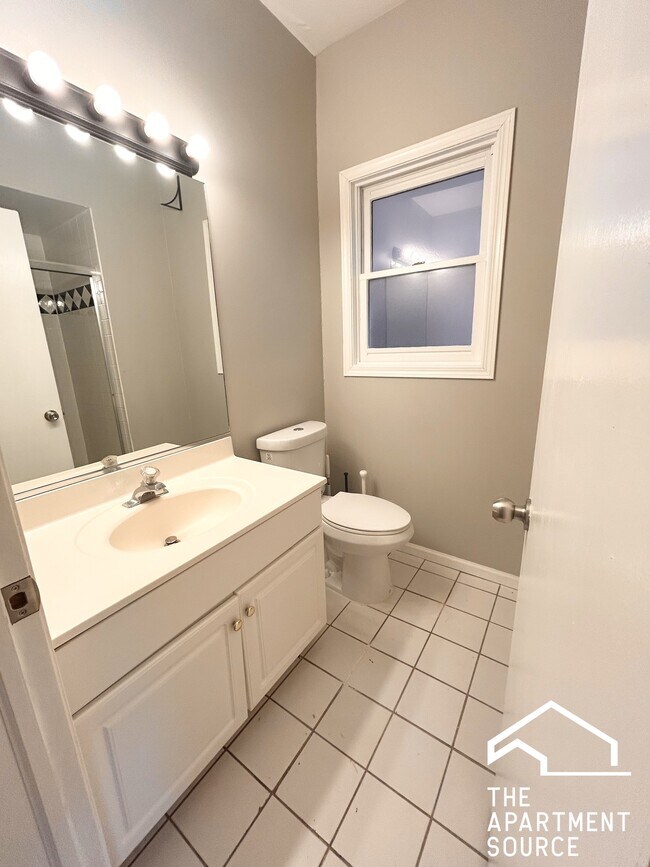 Photo - 842 N Wood St Unit 2