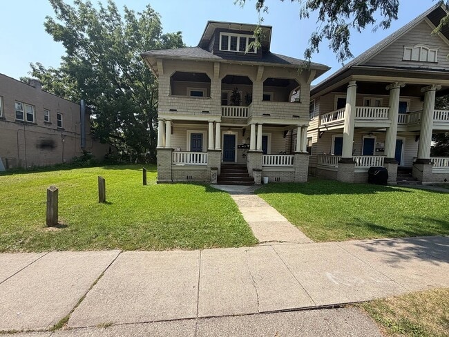 Building Photo - 739 Genesee St