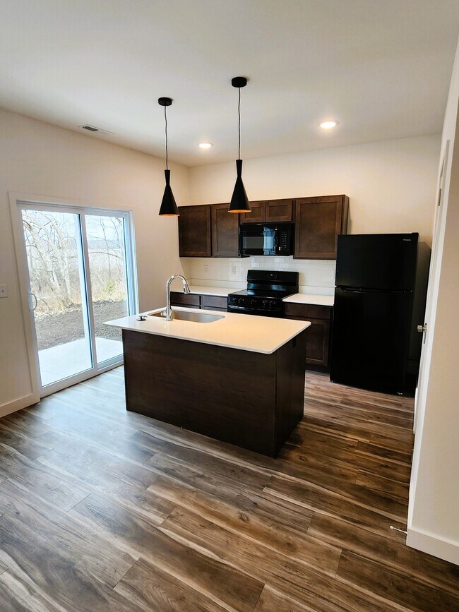 Photo - 812 E 6th St