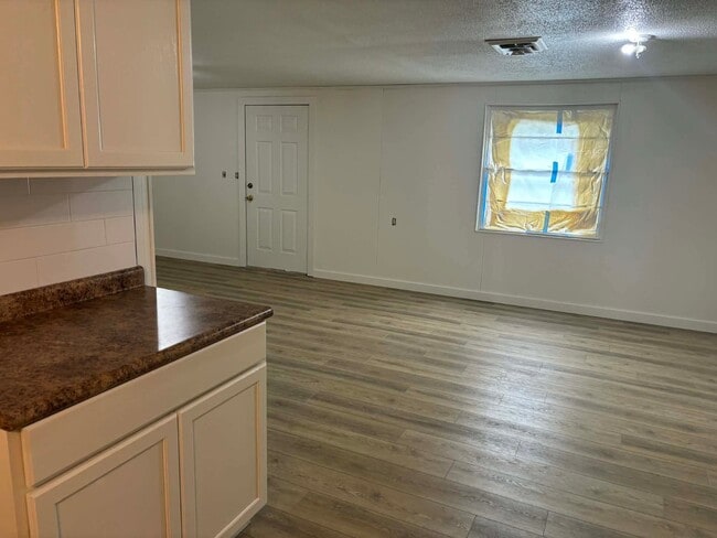Photo - 401 E Boles St