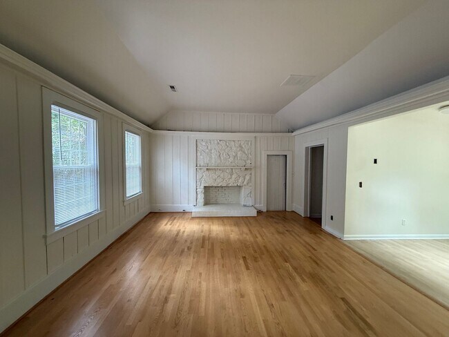 Photo - Charming cottage walkable to Grounds.
