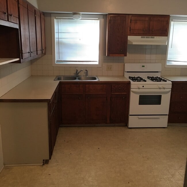 Photo - **  CLOSE TO THE U OF A **