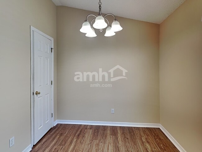 Photo - 875 Sedgewood Cir