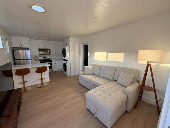 Building Photo - 2242 Hanford Dr Rental