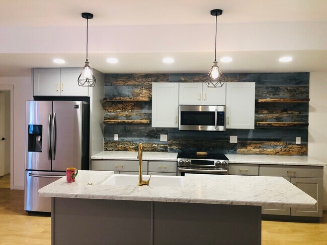 Eat in kitchen premium appliances - 652 6th St Unit A