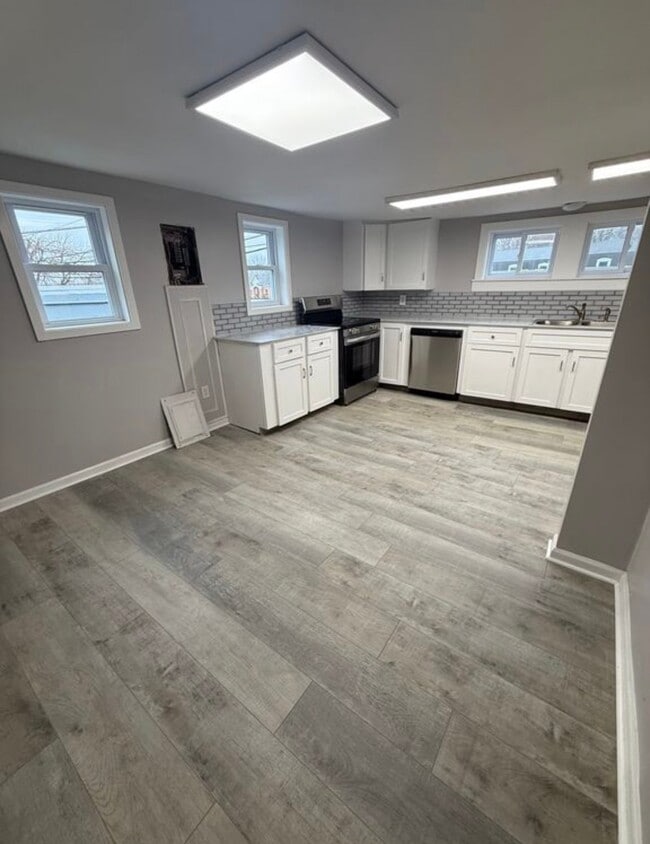 Photo - 9142 Main St