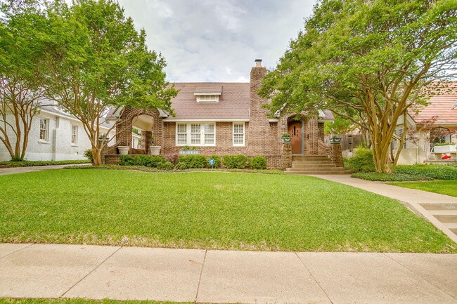 Building Photo - Darling English Tudor style home in the heart of the University District near TCU!