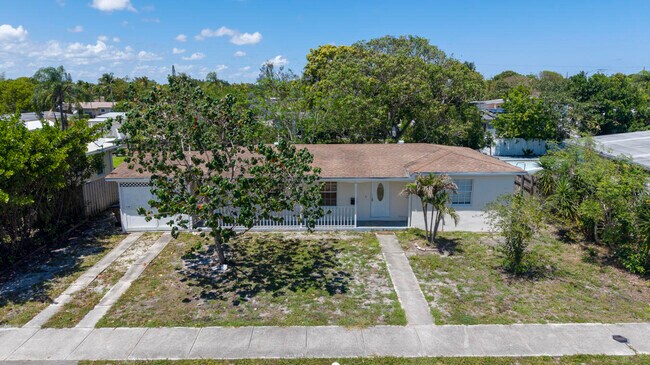 Photo - 261 NE 42nd St