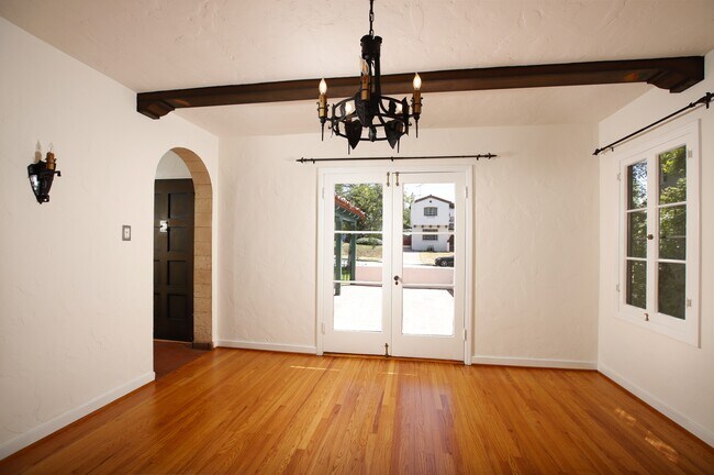 1233 N Isabel St