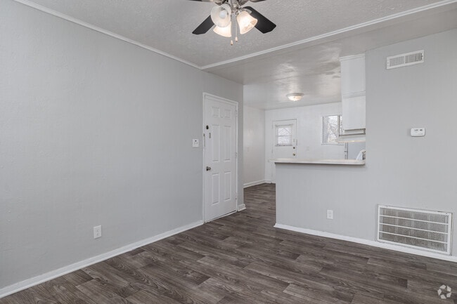 2BR, 2BA - 750SF - Living Room - Station Square Apartments