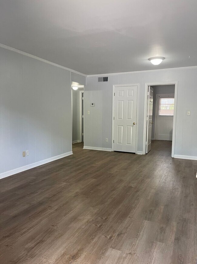 Photo - 2 bedroom, 1 bath apartment in small complex on Hill Street! Walking distance to Normal Town, Dow... Unit 6