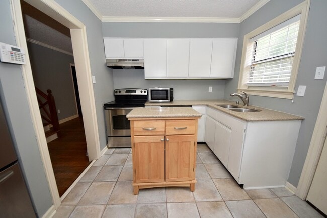 Building Photo - Gated 3 Bedroom, 2 Bathroom Near Chickasaw Gardens Unit 3