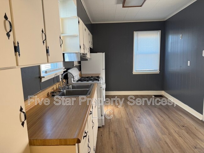 Photo - 421 W Reynolds St