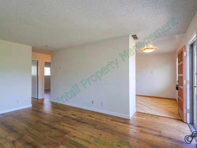 Building Photo - 978 Westlynn Way Unit 3