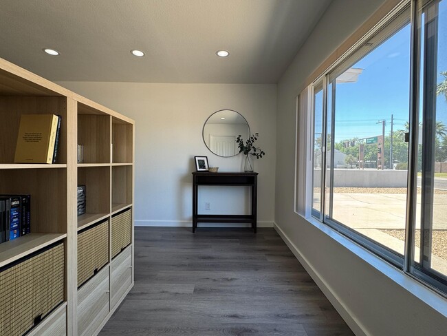 Building Photo - 907 E Broadmor Dr Unit Room #1 Twin Rental