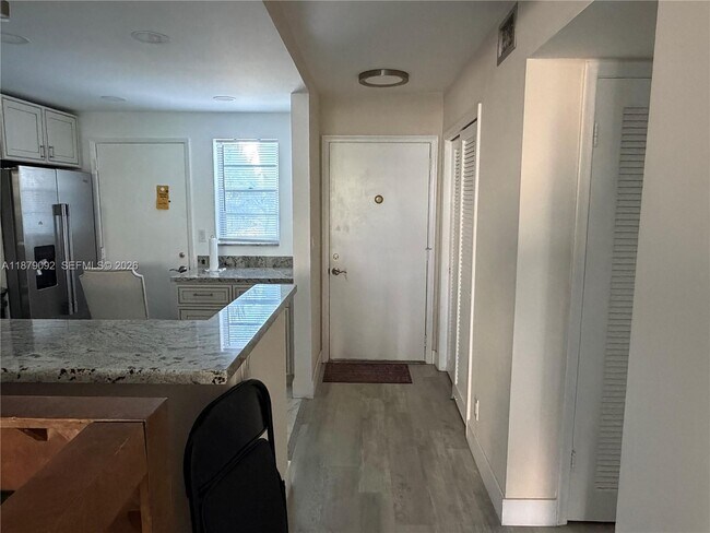 Photo - 901 NE 14th Ave Unidad 305