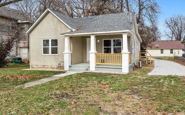 Photo - 2 bedroom | 1 bathroom | Remodeled | Quiet street | Pets welcome!