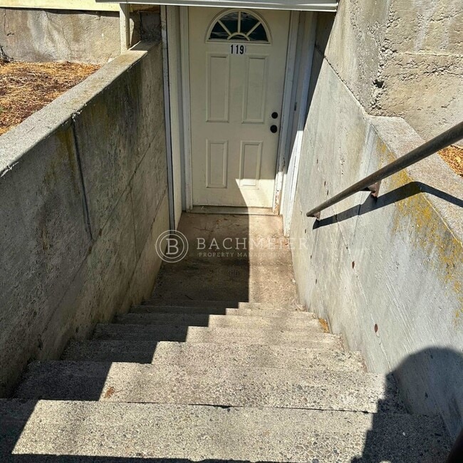 Building Photo - 9th St Duplex Unit 119 1/2 SE 9th St Rental